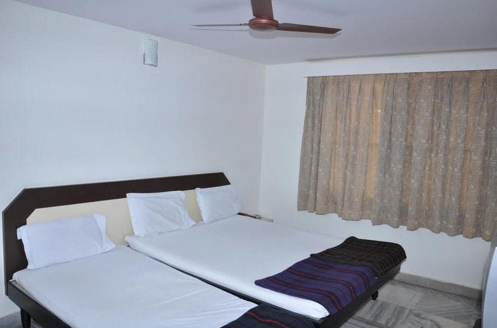 Hotel Maya Deluxe Hyderabad Exteriör bild