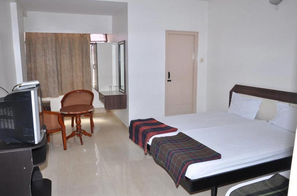 Hotel Maya Deluxe Hyderabad Exteriör bild