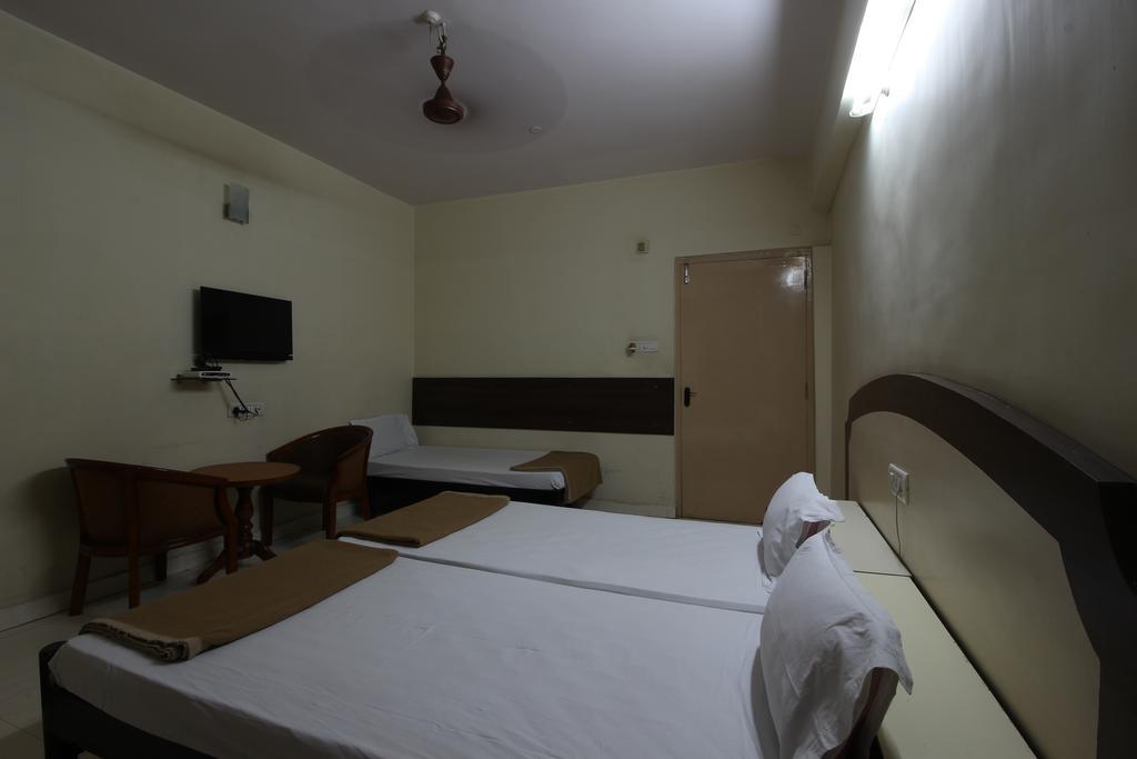 Hotel Maya Deluxe Hyderabad Exteriör bild