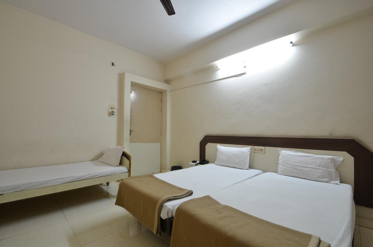 Hotel Maya Deluxe Hyderabad Exteriör bild
