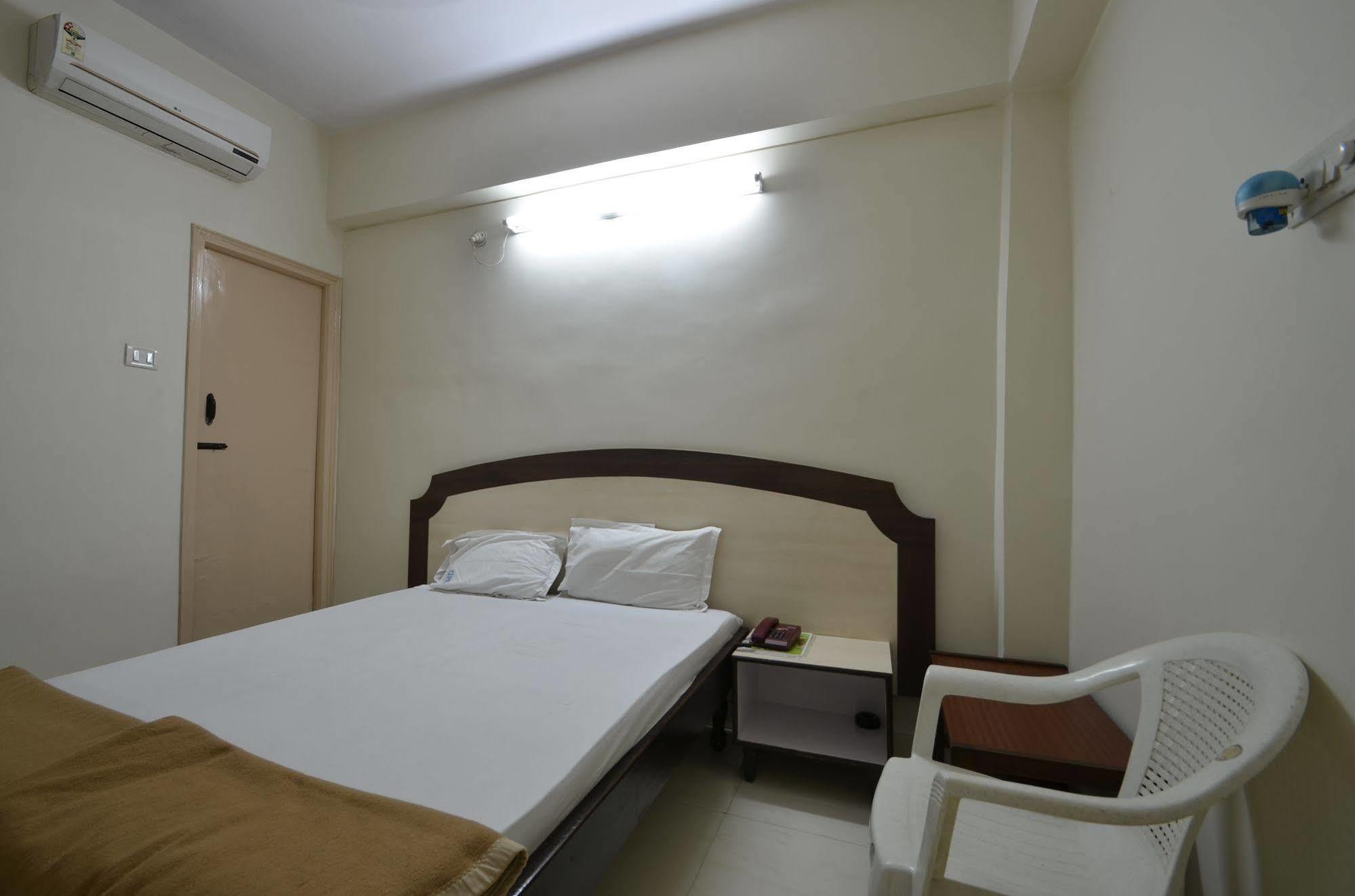 Hotel Maya Deluxe Hyderabad Exteriör bild