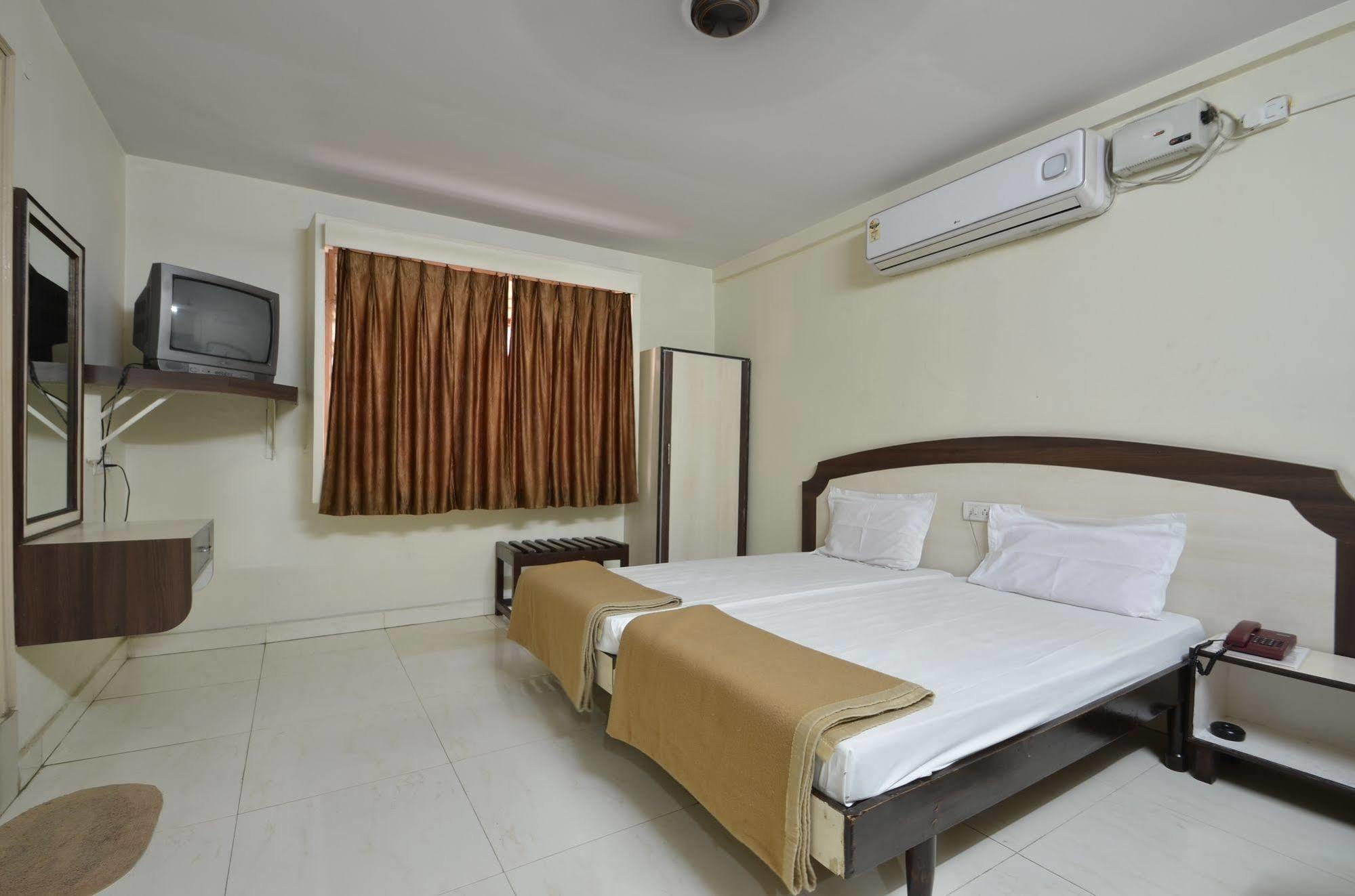 Hotel Maya Deluxe Hyderabad Exteriör bild
