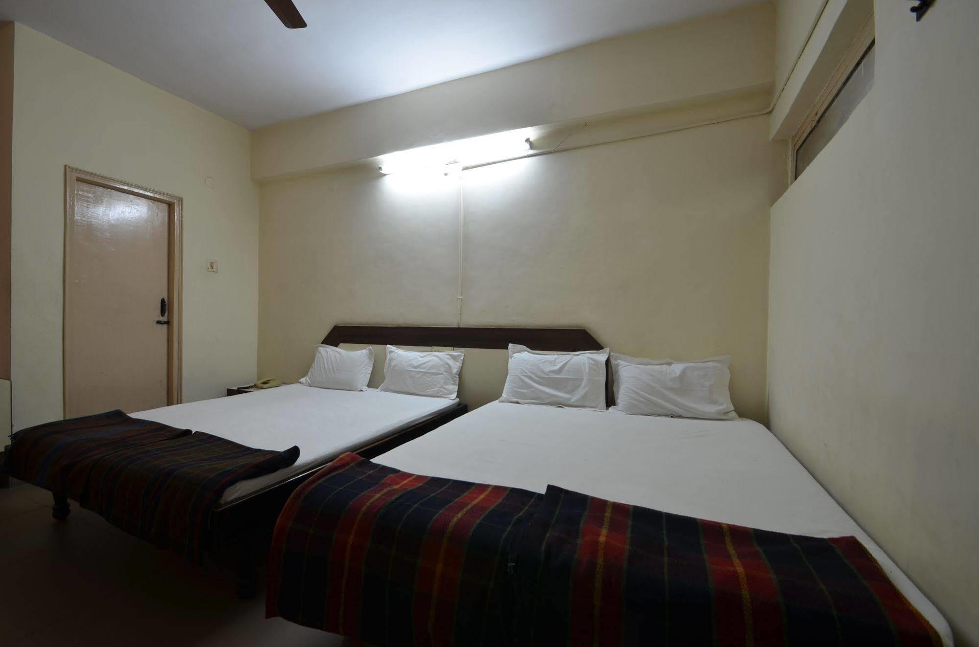 Hotel Maya Deluxe Hyderabad Exteriör bild